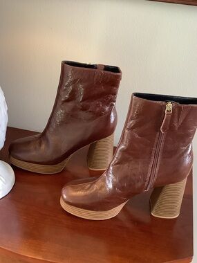 Guess Danca boots NWOB size 9.5